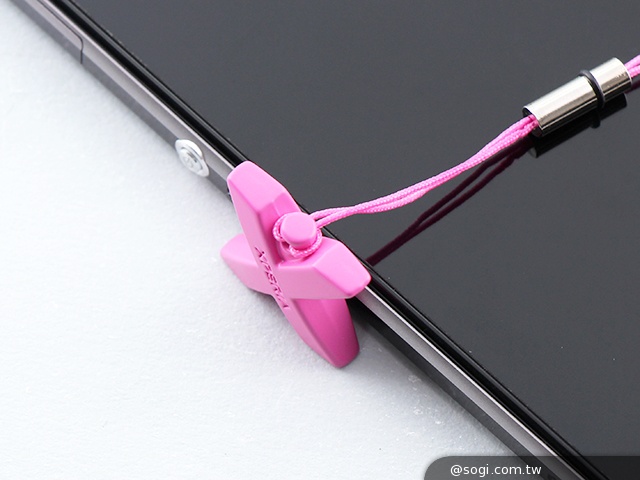 購買Xperia系列手機 即送Sony X炫彩時尚吊飾
