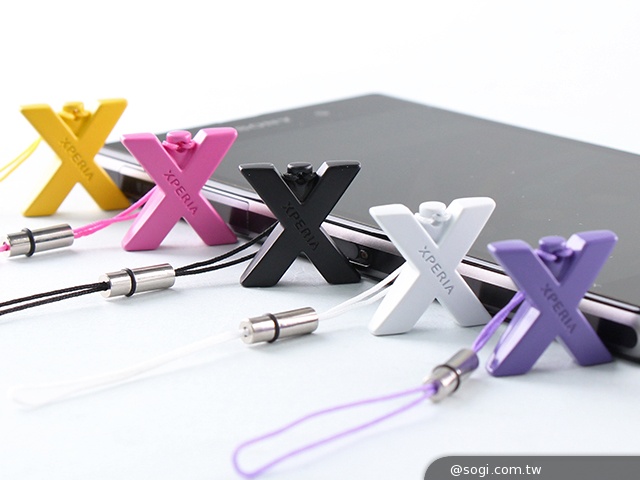 購買Xperia系列手機 即送Sony X炫彩時尚吊飾