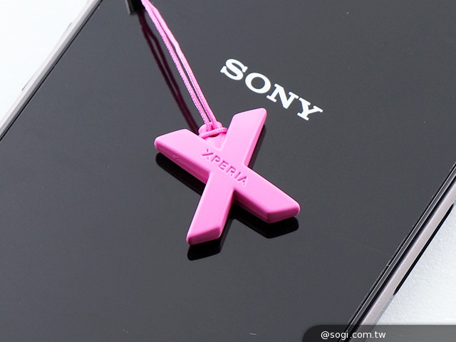 購買Xperia系列手機 即送Sony X炫彩時尚吊飾