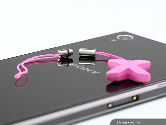 購買Xperia系列手機 即送Sony X炫彩時尚吊飾