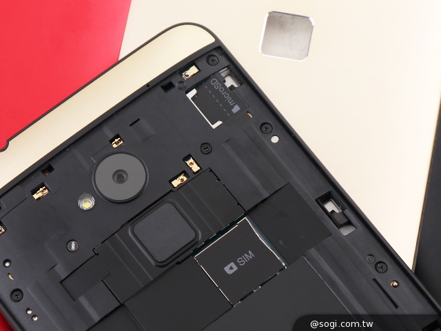 宏達電巨神兵 HTC One max金、紅、黑新色報到！