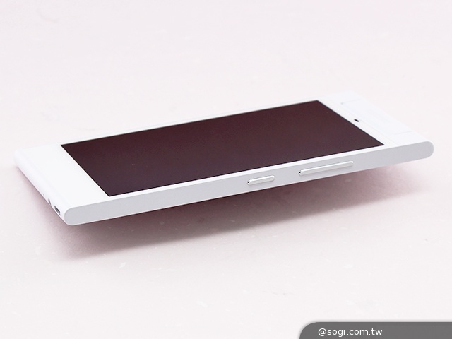 自拍神器!13MP旋轉鏡頭手機G-PLUS E7 mini速測 自拍神器!13MP旋轉鏡頭手機G-PLUS E7 mini速測