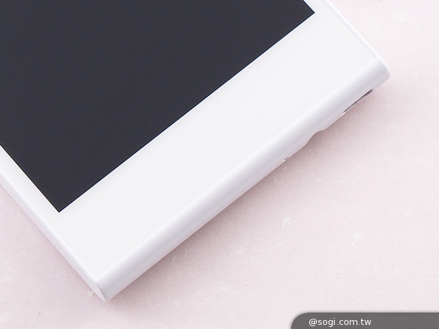 自拍神器!13MP旋轉鏡頭手機G-PLUS E7 mini速測 自拍神器!13MP旋轉鏡頭手機G-PLUS E7 mini速測