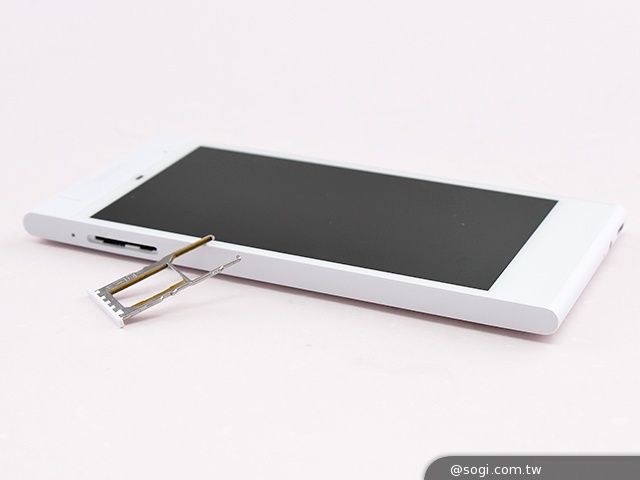 自拍神器!13MP旋轉鏡頭手機G-PLUS E7 mini速測 自拍神器!13MP旋轉鏡頭手機G-PLUS E7 mini速測