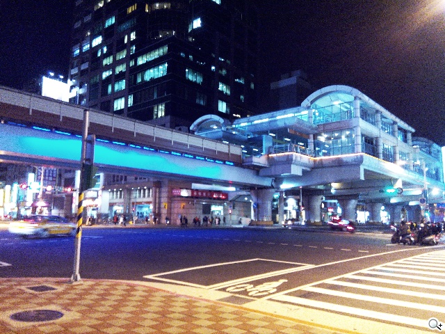 自拍神器!13MP旋轉鏡頭手機G-PLUS E7 mini速測 自拍神器!13MP旋轉鏡頭手機G-PLUS E7 mini速測