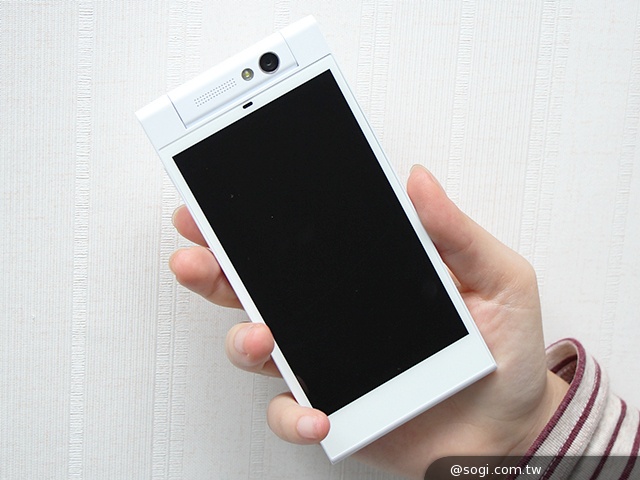 自拍神器!13MP旋轉鏡頭手機G-PLUS E7 mini速測 自拍神器!13MP旋轉鏡頭手機G-PLUS E7 mini速測