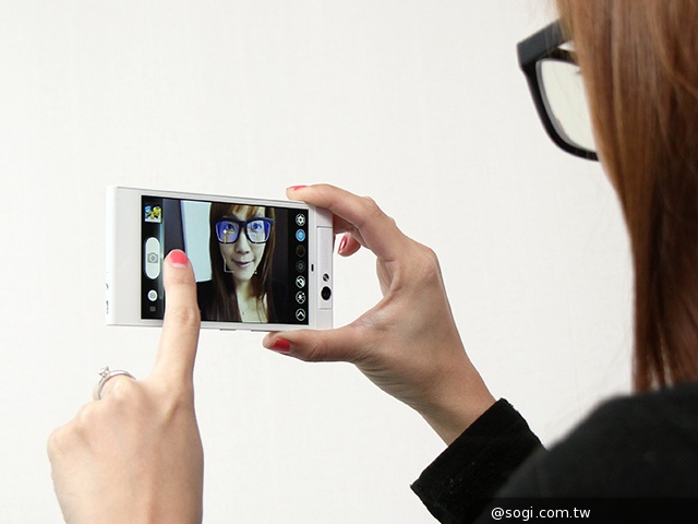 自拍神器!13MP旋轉鏡頭手機G-PLUS E7 mini速測 自拍神器!13MP旋轉鏡頭手機G-PLUS E7 mini速測