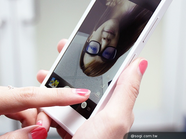 自拍神器!13MP旋轉鏡頭手機G-PLUS E7 mini速測 自拍神器!13MP旋轉鏡頭手機G-PLUS E7 mini速測