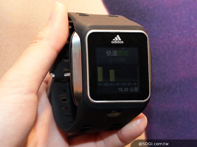 愛迪達推miCoach SMART RUN智慧手錶 售價1萬5