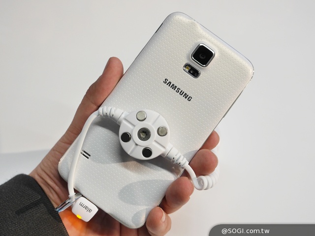 三星GALAXY S5發表 外型、效能跨海動手測【MWC 2014】