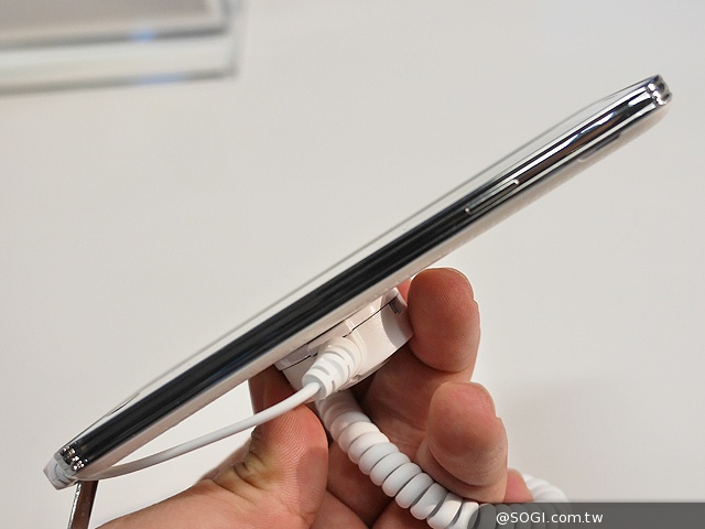 三星GALAXY S5發表 外型、效能跨海動手測【MWC 2014】