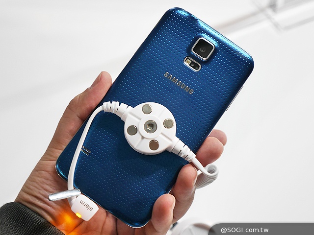 三星GALAXY S5發表 外型、效能跨海動手測【MWC 2014】