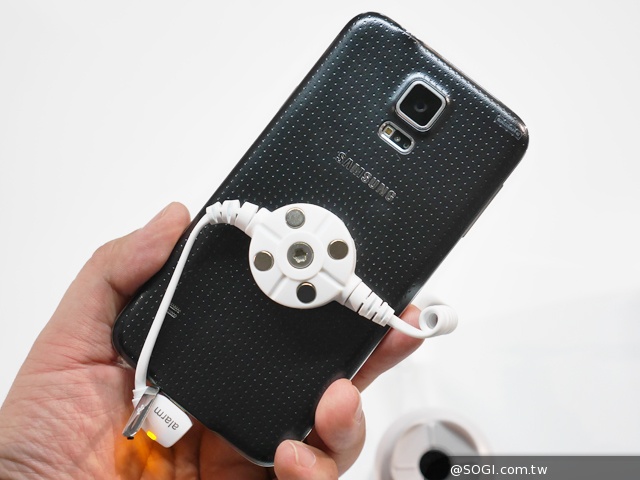 三星GALAXY S5發表 外型、效能跨海動手測【MWC 2014】