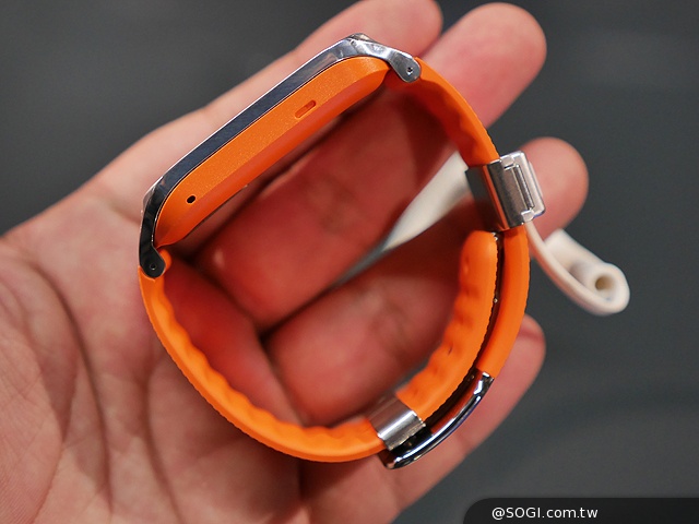 SAMSUNG Gear 2智慧錶4月登台 搶先動手玩【MWC 2014】