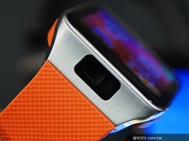 SAMSUNG Gear 2智慧錶4月登台 搶先動手玩【MWC 2014】
