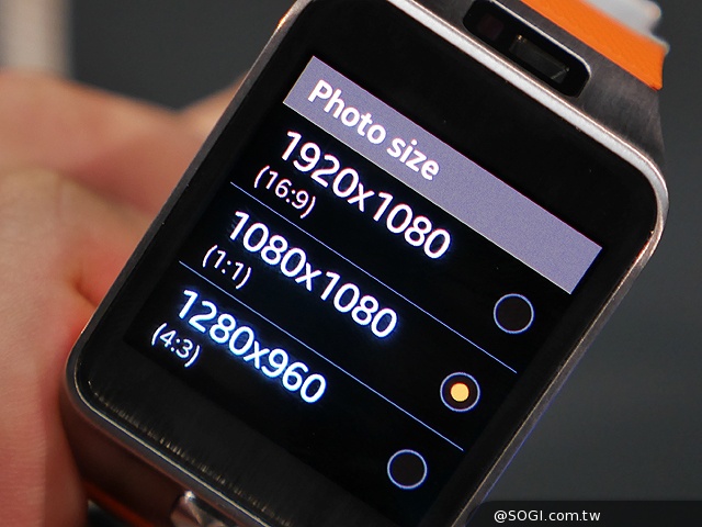 SAMSUNG Gear 2智慧錶4月登台 搶先動手玩【MWC 2014】