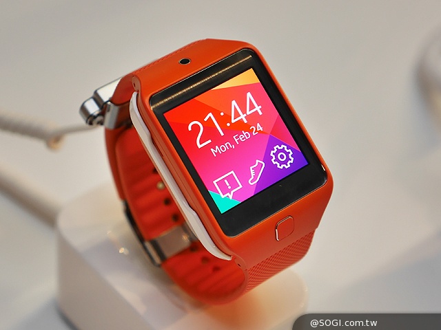 SAMSUNG Gear 2智慧錶4月登台 搶先動手玩【MWC 2014】