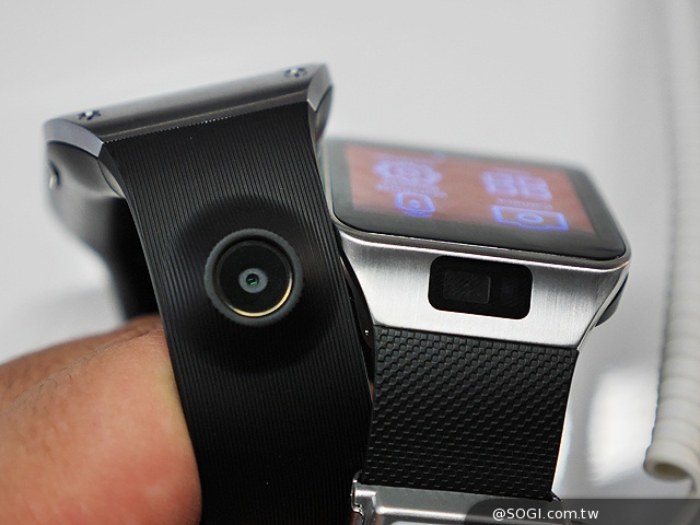 SAMSUNG Gear 2智慧錶4月登台 搶先動手玩【MWC 2014】