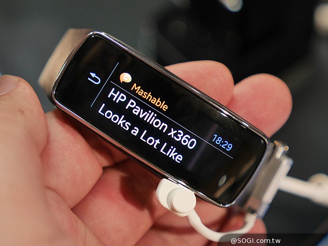 曲面螢幕輕巧有型 SAMSUNG Gear Fit動手玩【MWC 2014】