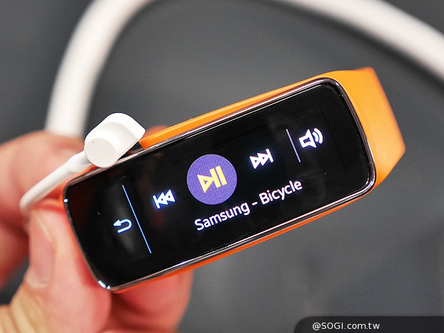 曲面螢幕輕巧有型 SAMSUNG Gear Fit動手玩【MWC 2014】