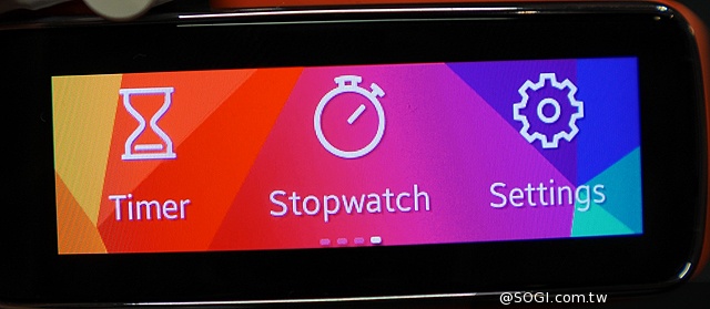 曲面螢幕輕巧有型 SAMSUNG Gear Fit動手玩【MWC 2014】