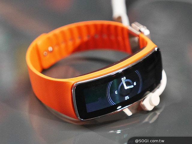 曲面螢幕輕巧有型 SAMSUNG Gear Fit動手玩【MWC 2014】