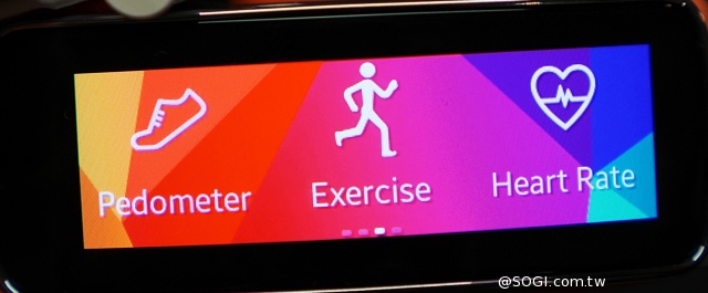 曲面螢幕輕巧有型 SAMSUNG Gear Fit動手玩【MWC 2014】