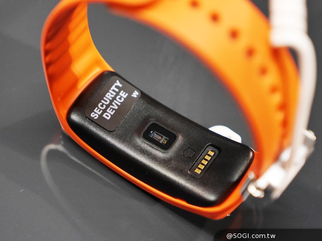 曲面螢幕輕巧有型 SAMSUNG Gear Fit動手玩【MWC 2014】