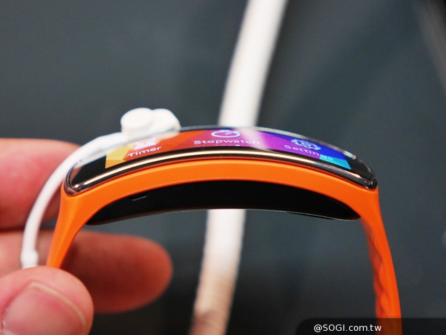 曲面螢幕輕巧有型 SAMSUNG Gear Fit動手玩【MWC 2014】
