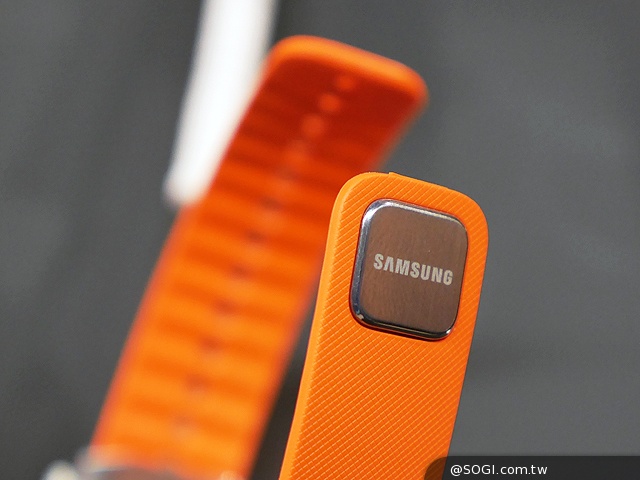 曲面螢幕輕巧有型 SAMSUNG Gear Fit動手玩【MWC 2014】