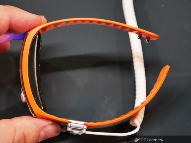 曲面螢幕輕巧有型 SAMSUNG Gear Fit動手玩【MWC 2014】