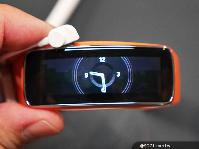 曲面螢幕輕巧有型 SAMSUNG Gear Fit動手玩【MWC 2014】