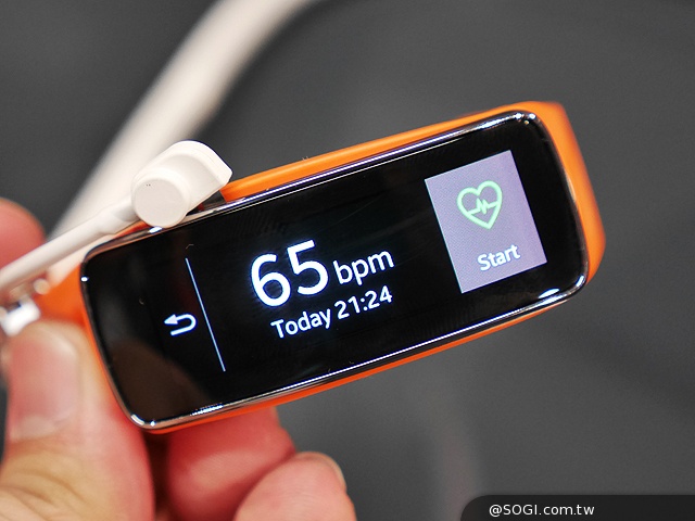 曲面螢幕輕巧有型 SAMSUNG Gear Fit動手玩【MWC 2014】