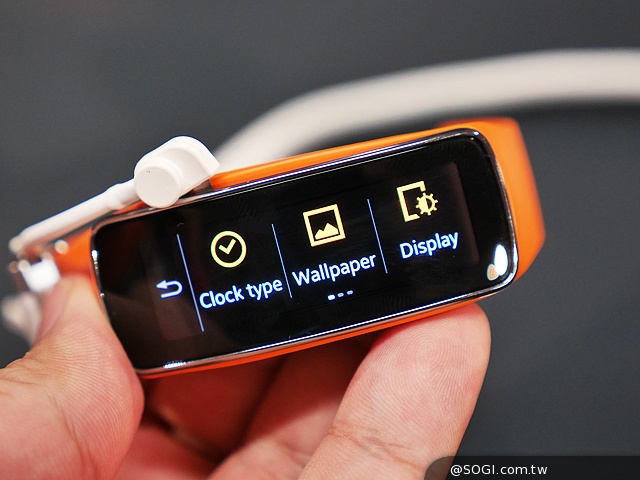 曲面螢幕輕巧有型 SAMSUNG Gear Fit動手玩【MWC 2014】