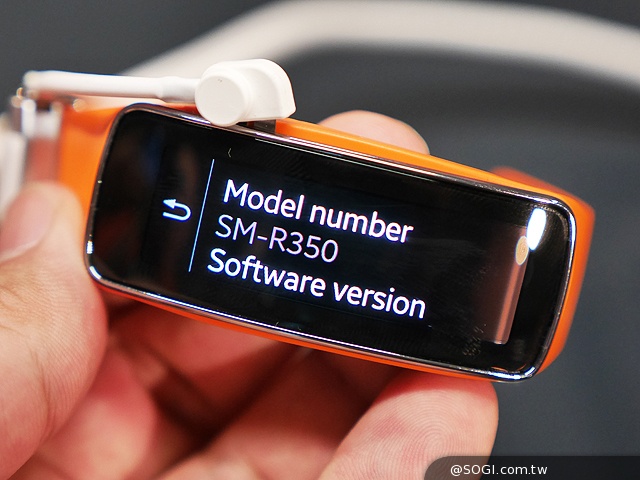 曲面螢幕輕巧有型 SAMSUNG Gear Fit動手玩【MWC 2014】