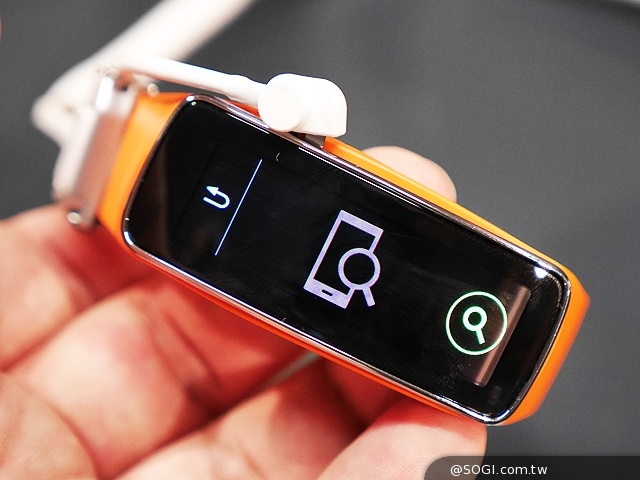 曲面螢幕輕巧有型 SAMSUNG Gear Fit動手玩【MWC 2014】
