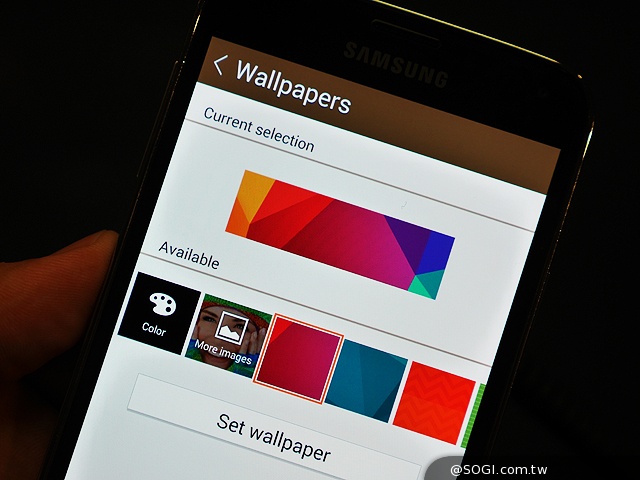 曲面螢幕輕巧有型 SAMSUNG Gear Fit動手玩【MWC 2014】