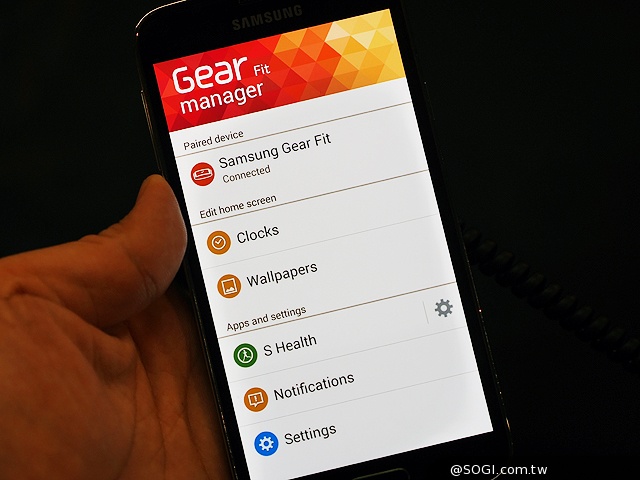 曲面螢幕輕巧有型 SAMSUNG Gear Fit動手玩【MWC 2014】