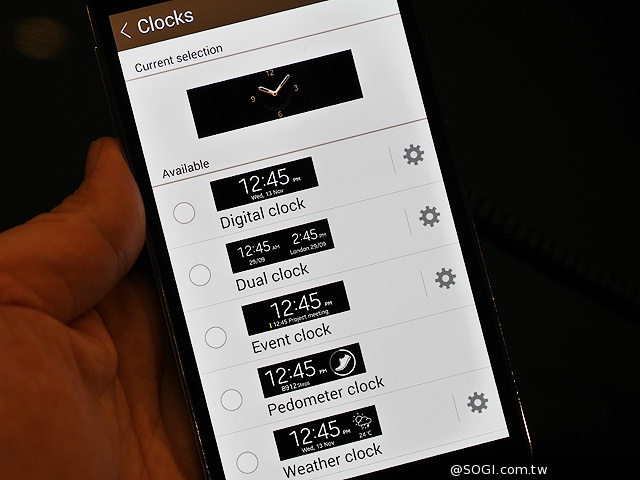 曲面螢幕輕巧有型 SAMSUNG Gear Fit動手玩【MWC 2014】