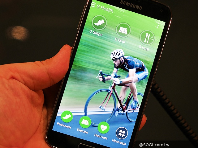 曲面螢幕輕巧有型 SAMSUNG Gear Fit動手玩【MWC 2014】