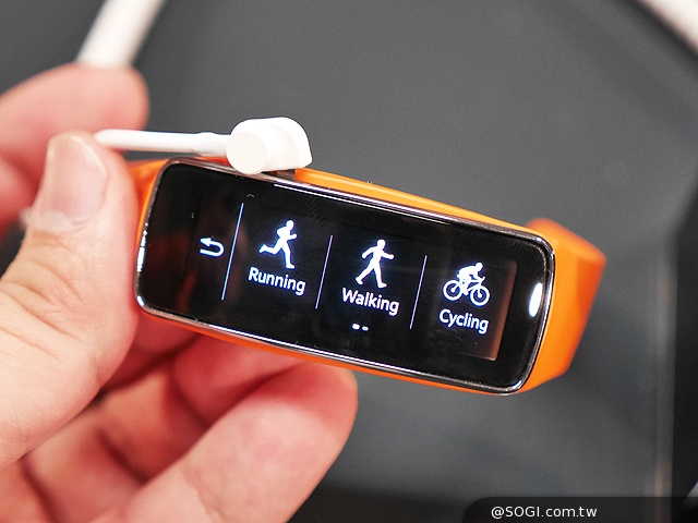 曲面螢幕輕巧有型 SAMSUNG Gear Fit動手玩【MWC 2014】