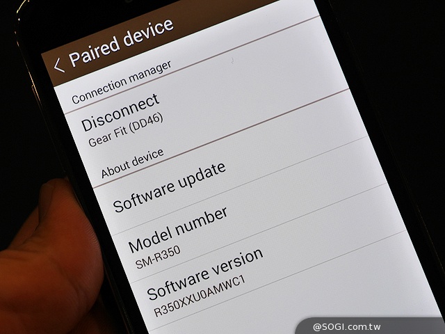 曲面螢幕輕巧有型 SAMSUNG Gear Fit動手玩【MWC 2014】