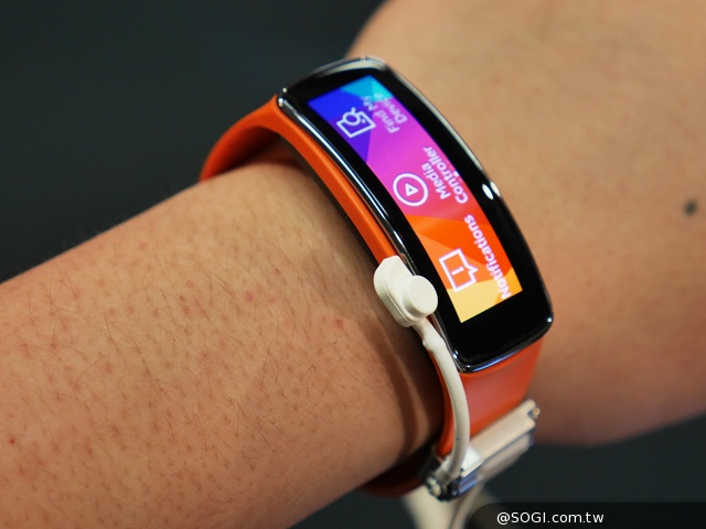 曲面螢幕輕巧有型 SAMSUNG Gear Fit動手玩【MWC 2014】