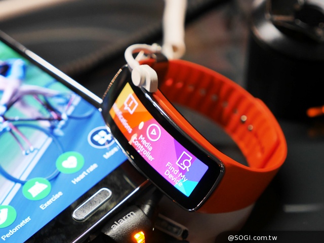曲面螢幕輕巧有型 SAMSUNG Gear Fit動手玩【MWC 2014】