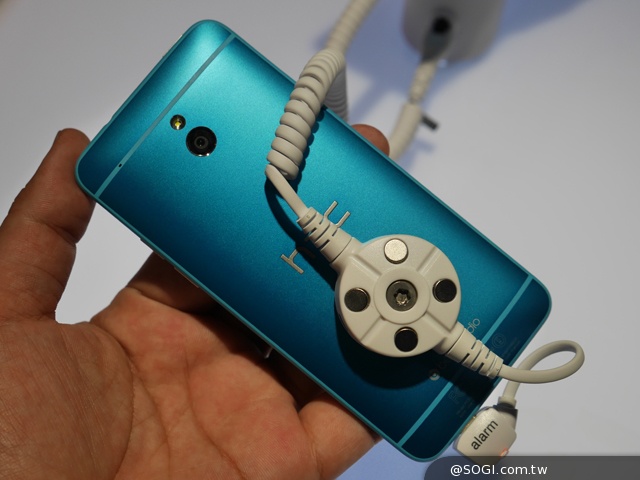 宏達電參展MWC 藍色版HTC One mini圖賞【MWC 2014】