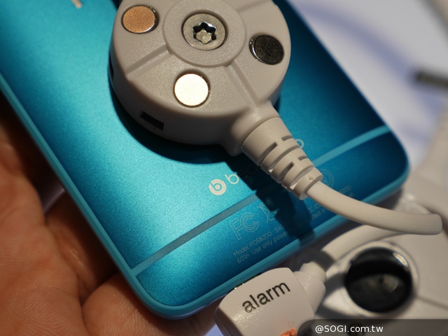 宏達電參展MWC 藍色版HTC One mini圖賞【MWC 2014】