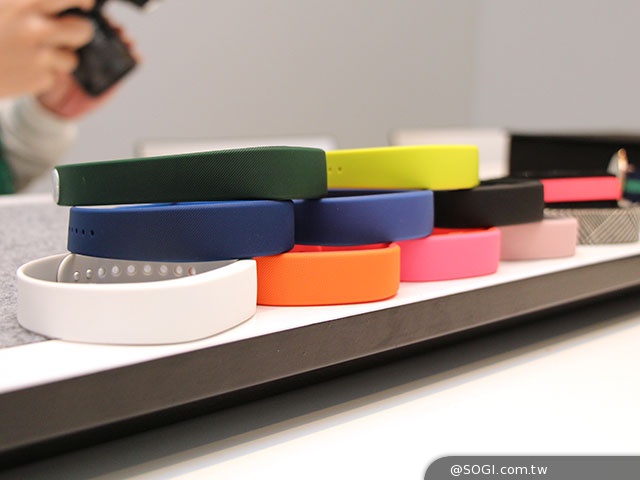 SmartBand SWR10智慧手環、Lifelog應用新體驗【MWC 2014】
