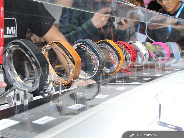 SmartBand SWR10智慧手環、Lifelog應用新體驗【MWC 2014】