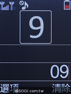 雙螢幕雙卡摺疊機MOBIA M200 具超級助聽功能