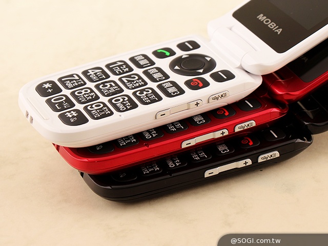 雙螢幕雙卡摺疊機MOBIA M200 具超級助聽功能